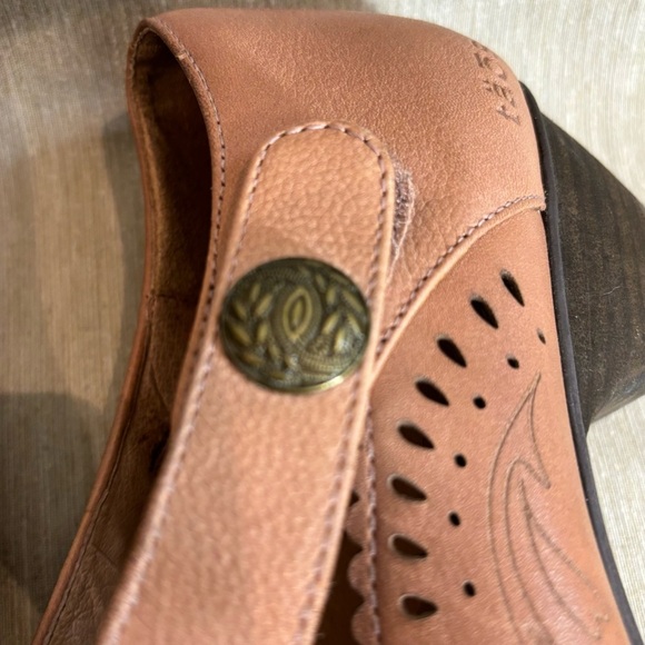 TAOS Sz 11 Tango Mary Jane Laser Floral Eyelet Comfort Shoes Velcro Straps - Picture 7 of 11